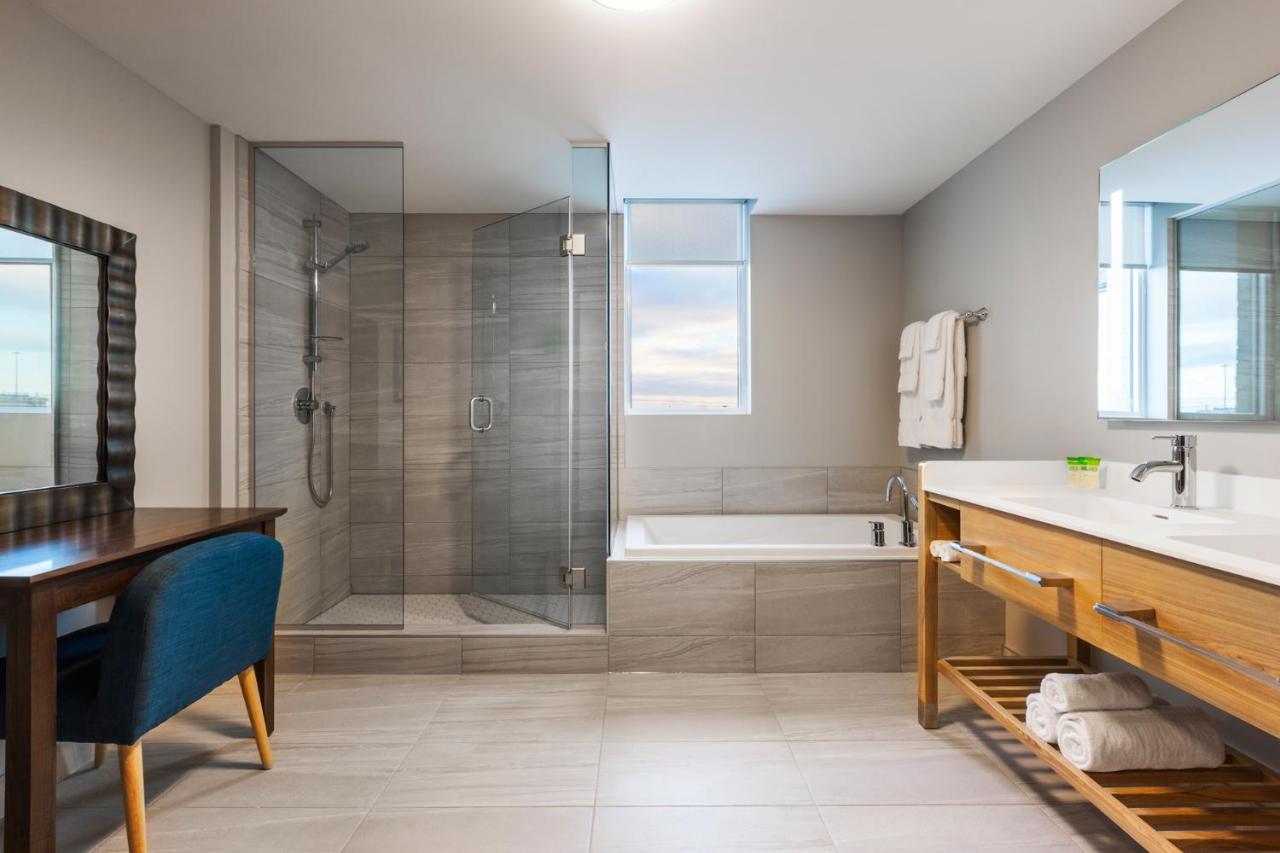 Imperia Hotel Et Suites Бушервил Екстериор снимка